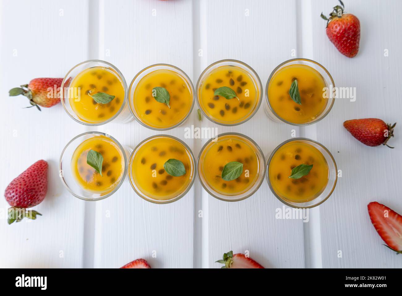 dolce passione frutta dettagli dessert in bicchieri, antipasti gourmet in studio, deliziosi dolci Foto Stock