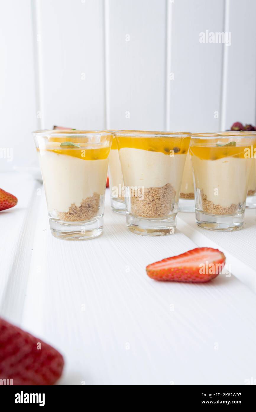 dolci dolci alla passione a base di frutta in bicchieri, antipasti gourmet in studio, gustosi dolci con fragole come decorazione Foto Stock