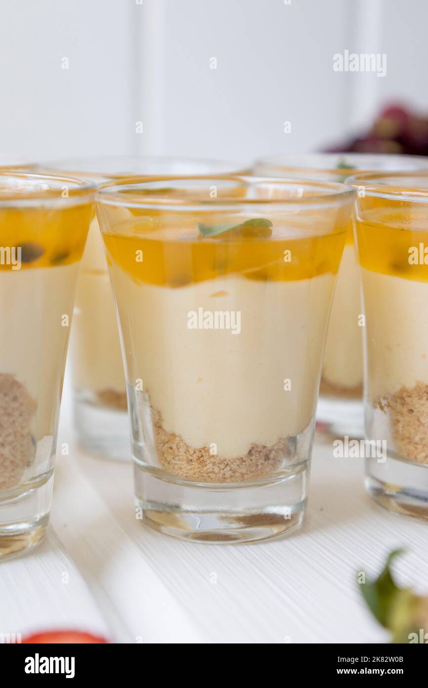 deliziosa cheesecake al frutto della passione in una tazza, aperitivi gourmet in studio, deliziosi dolci Foto Stock