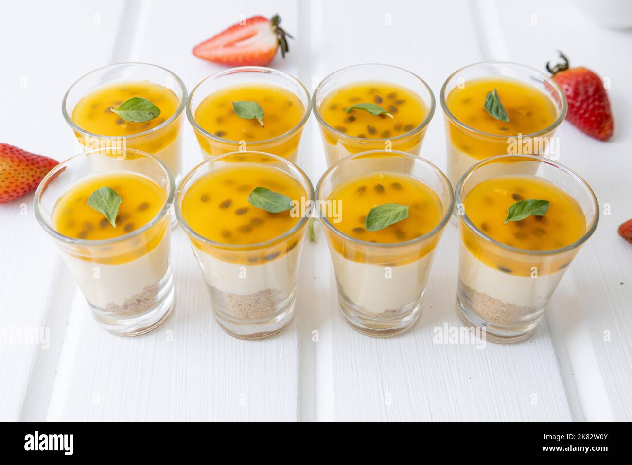 carta da parati pasticceria, bicchieri con gelatina e crema di frutta passione, servizio catering con dessert gourmet Foto Stock