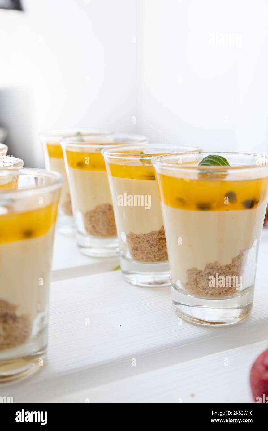 carta da parati da tazza con gelatina e crema di frutto della passione, deliziosi dolci dolci, servizio catering con dessert gourmet Foto Stock
