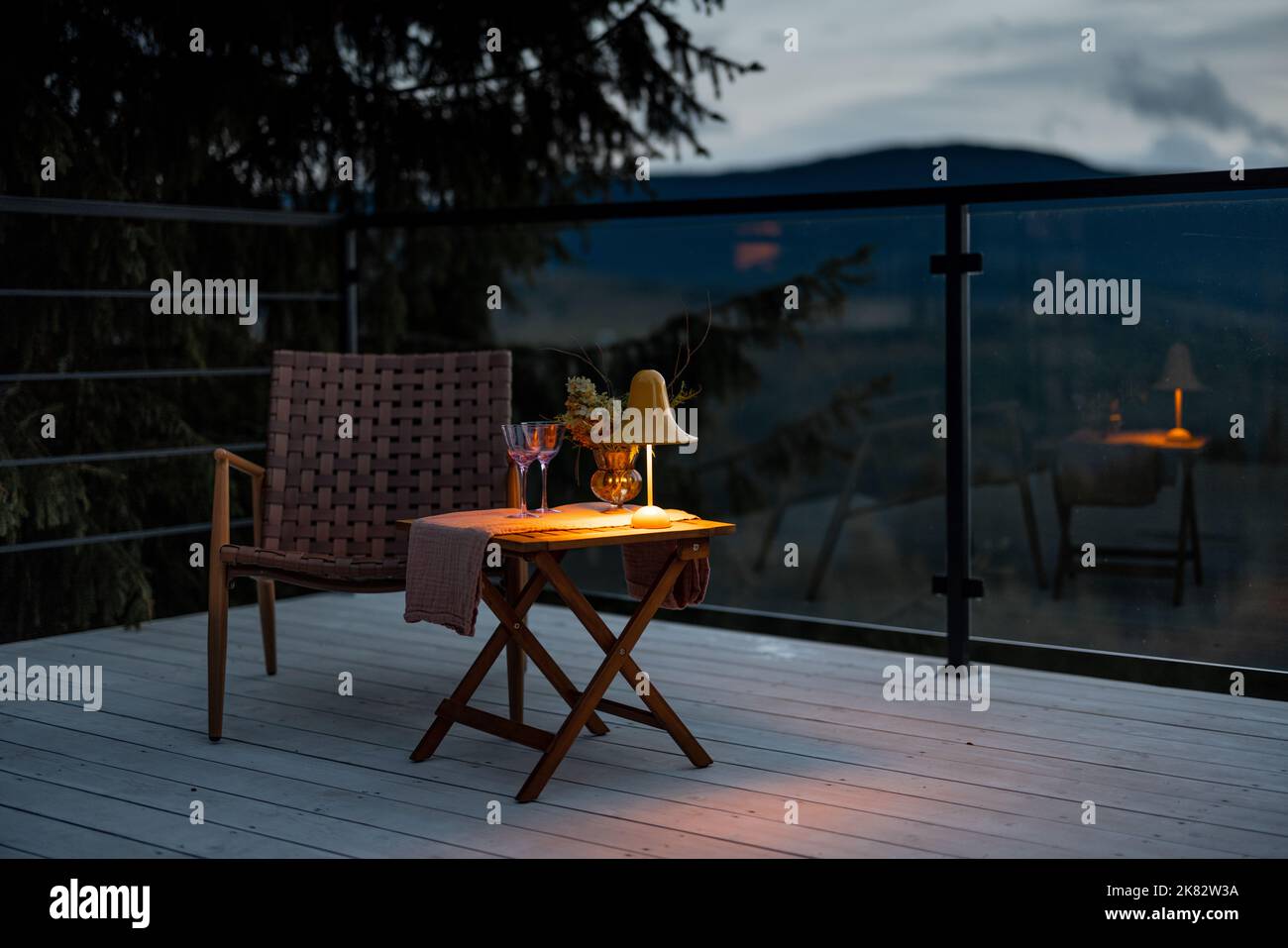 Terrazza spaziosa e accogliente, molto in montagna Foto Stock