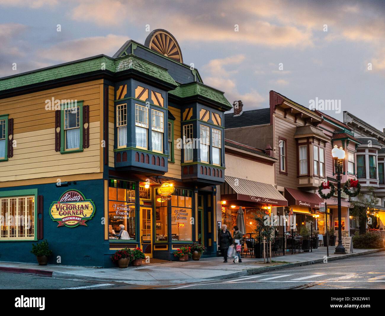 PACIFIC GROVE CALIFORNIA SUNSET American clapboard ristoranti e negozi a. Crepuscolo in Main Street Pacific Grove California USA 'americana' Foto Stock