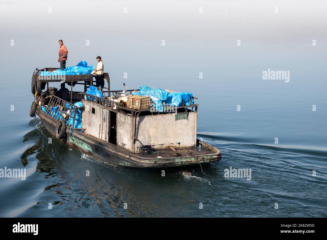 Una chiatta per lo smaltimento dei rifiuti per le navi da crociera sul Nilo Foto Stock