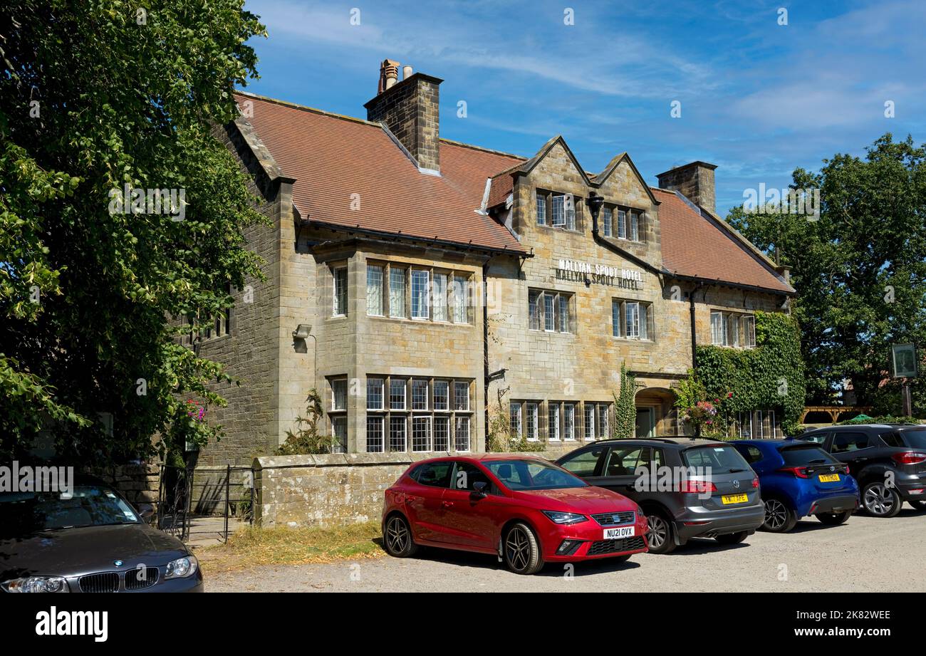 Mallyan Spout Country House Hotel e auto parcheggiate Goathland vicino Whitby in autunno North York Moors National Park North Yorkshire Inghilterra Regno Unito GB Gran Bretagna Foto Stock