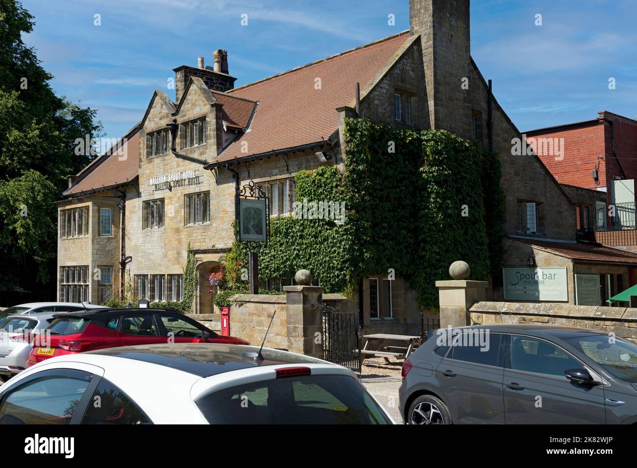 Auto parcheggiate fuori dal Mallyan Spout Country House Hotel in autunno Goathland vicino Whitby North York Moors National Park North Yorkshire Inghilterra Regno Unito ONU Foto Stock