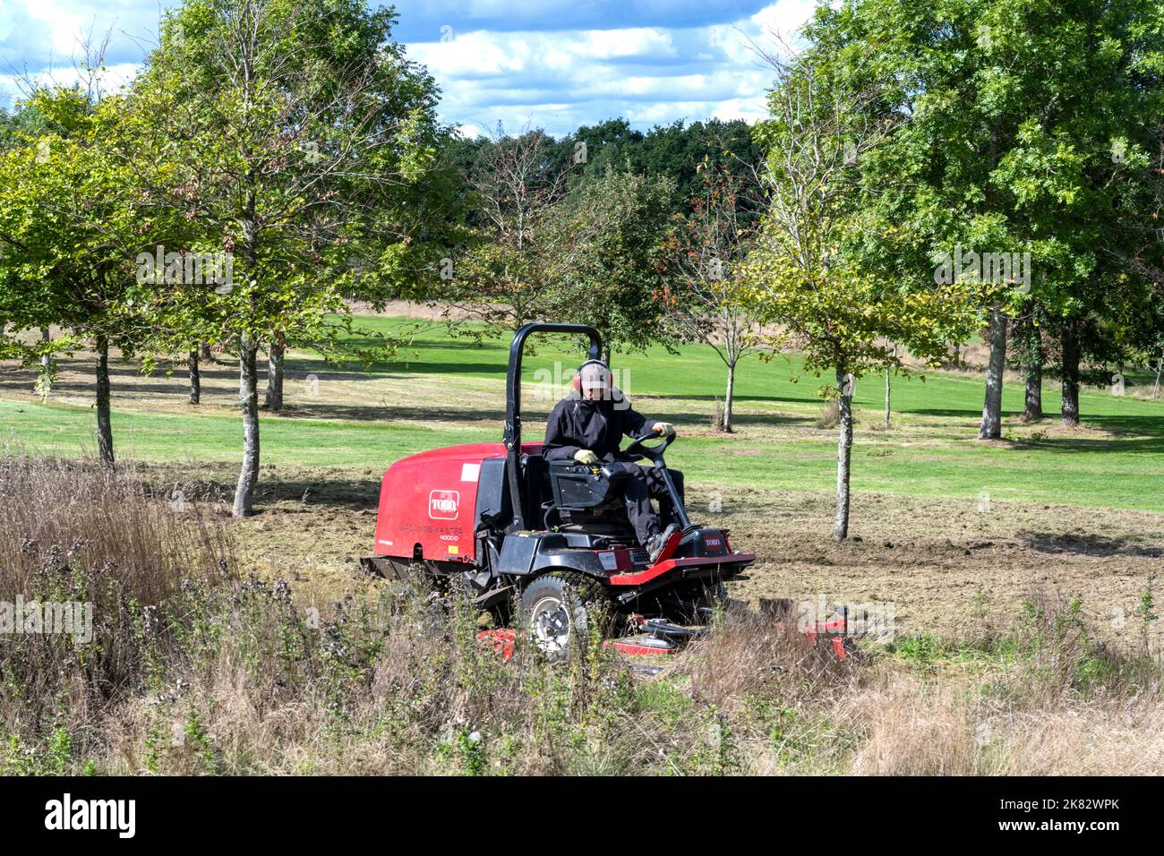 Skylark Golf & Country Club, Skylark Meadows, Whiteley, Fareham, Hampshire, Inghilterra, Regno Unito - tagliare l'erba lunga nella grezza Foto Stock