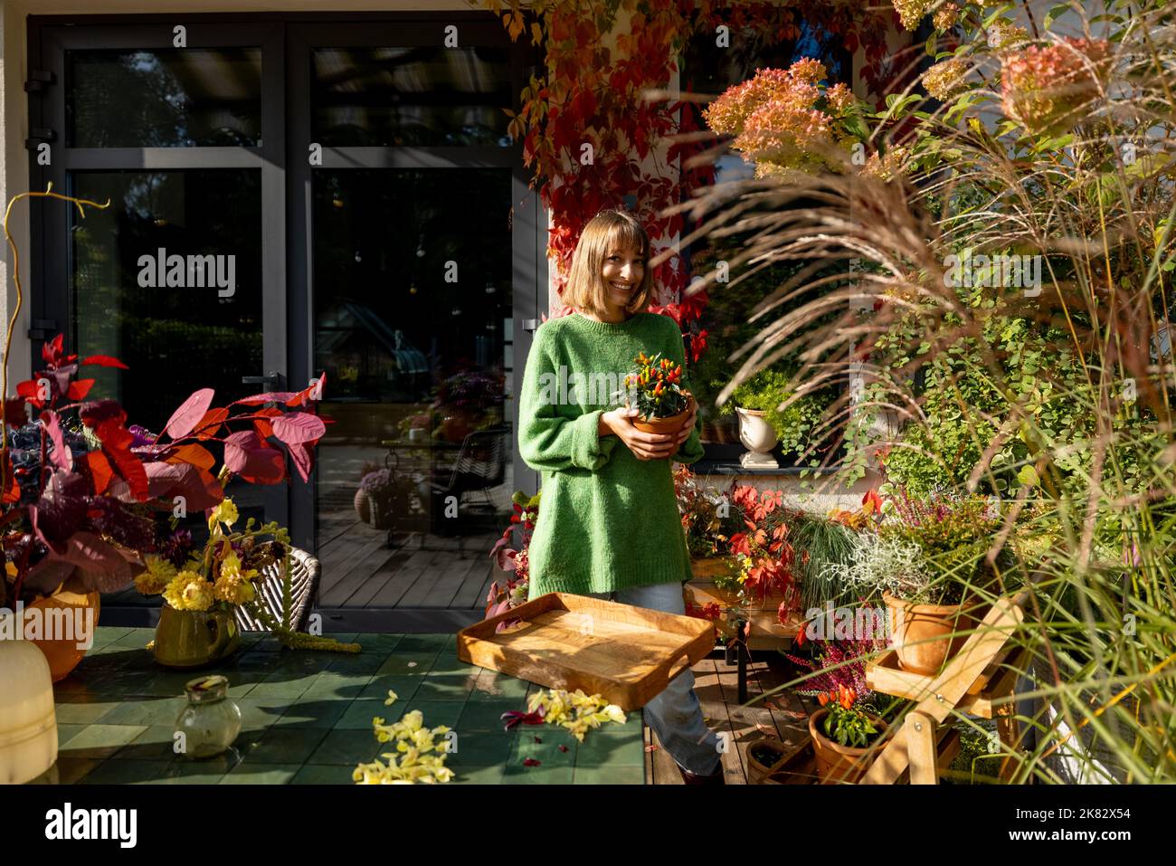 Donna in cortile in autunno Foto Stock