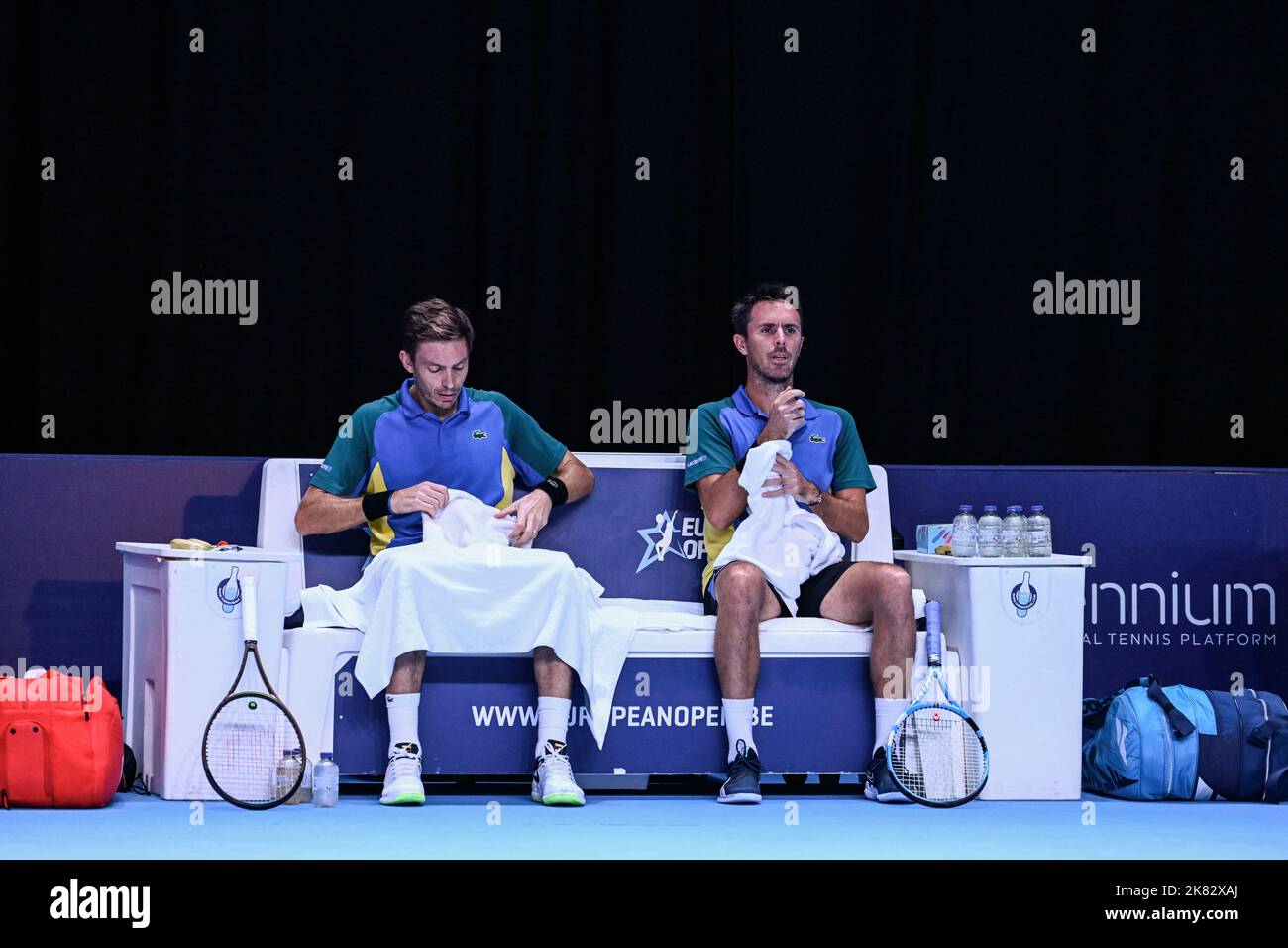 Anversa, Belgio. 20th Ott 2022. Il francese Nicolas Mahut e il francese Edouard Roger-Vasselin hanno mostrato le immagini durante la doppia partita di finale maschile tra la coppia francese Mahut - Roger-Vasselin e il polacco - Monaco Pair NYS - Zielinski, al torneo europeo Open Tennis ATP, ad Anversa, giovedì 20 ottobre 2022. BELGA PHOTO TOM GOYVAERTS Credit: Agenzia Notizie Belga/Alamy Live News Foto Stock