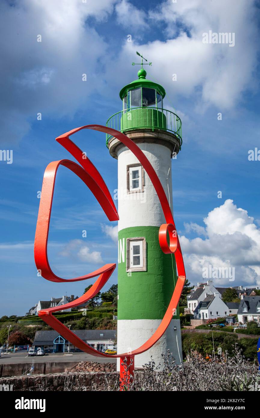 BRETAGNA Doëlan Faro e scultura di pesce al porto di pesca e mercato del pesce di Doëlan, Clohars-Carnoët, Francia Finistere Bretagna Foto Stock