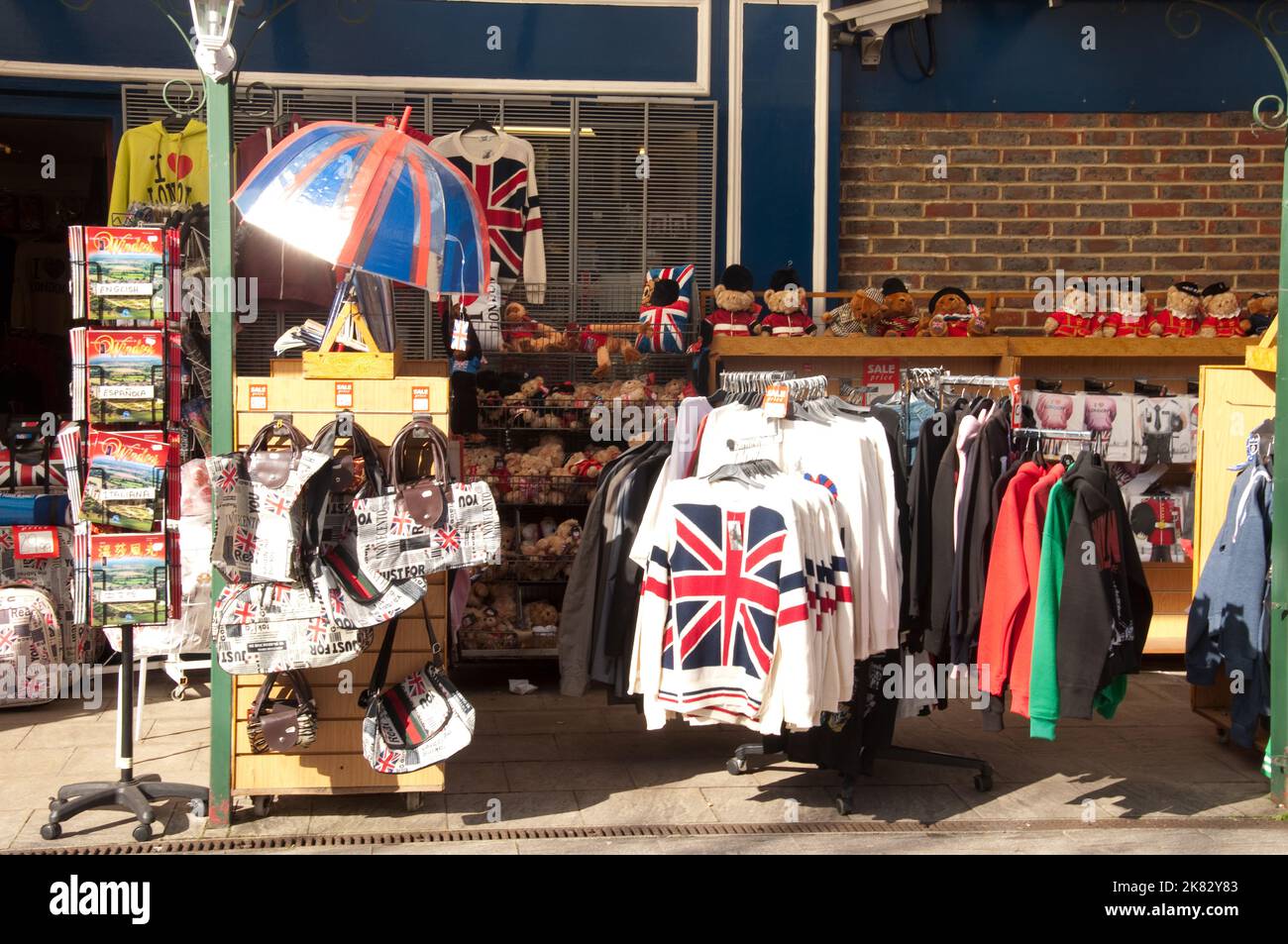 Negozio di articoli da regalo, Windsor, Berkshire, Regno Unito. Souvenir reali; souvenir; jack sindacali Foto Stock