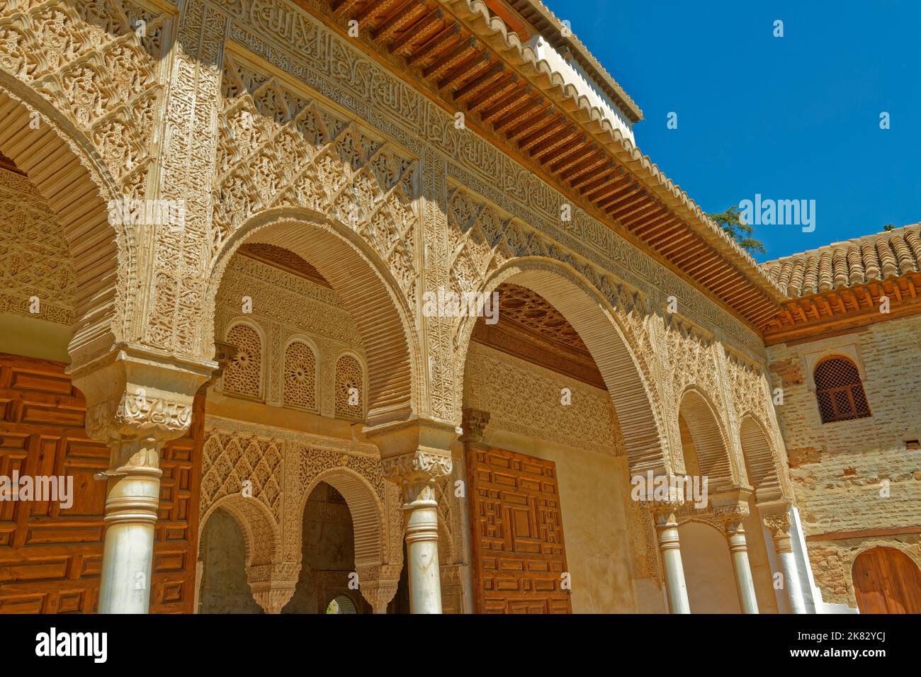 Dettaglio architettonico degli edifici del Palazzo presso i Giardini del Generalife presso il complesso del palazzo dell'Alhambra a Granada, Spagna. Foto Stock
