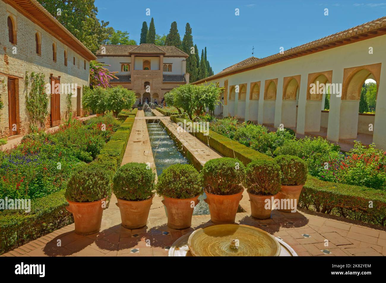 Il patio de la Acequia all'interno dei Giardini Generalife a Granada, Spagna. Foto Stock