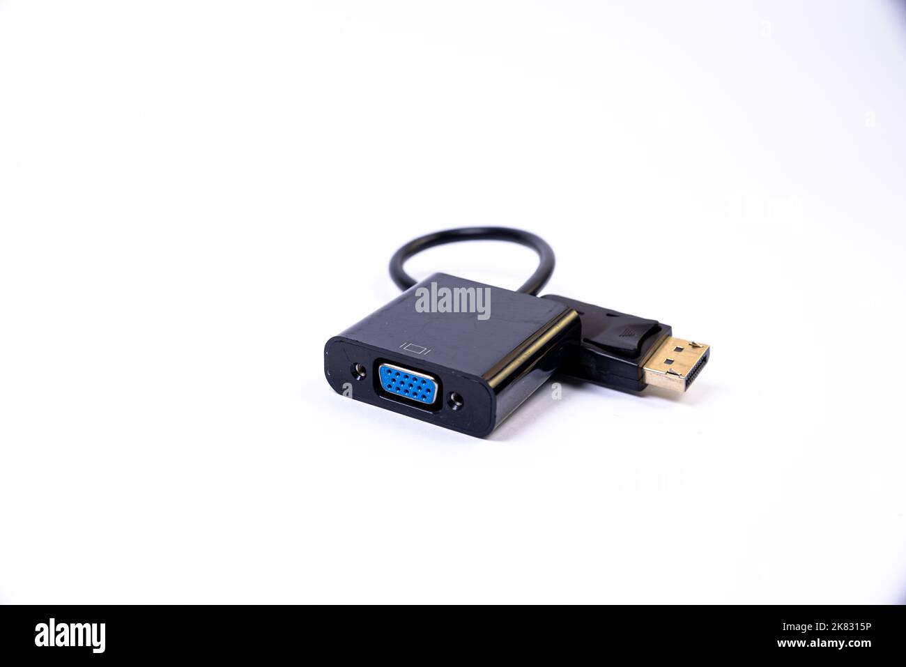 Adattatore o hub USB di tipo C con vari accessori: Penddrive, hdmi, ethernet, VGA DP HDMI, cavi. Vari cavi convertitori per computer e smartp Foto Stock