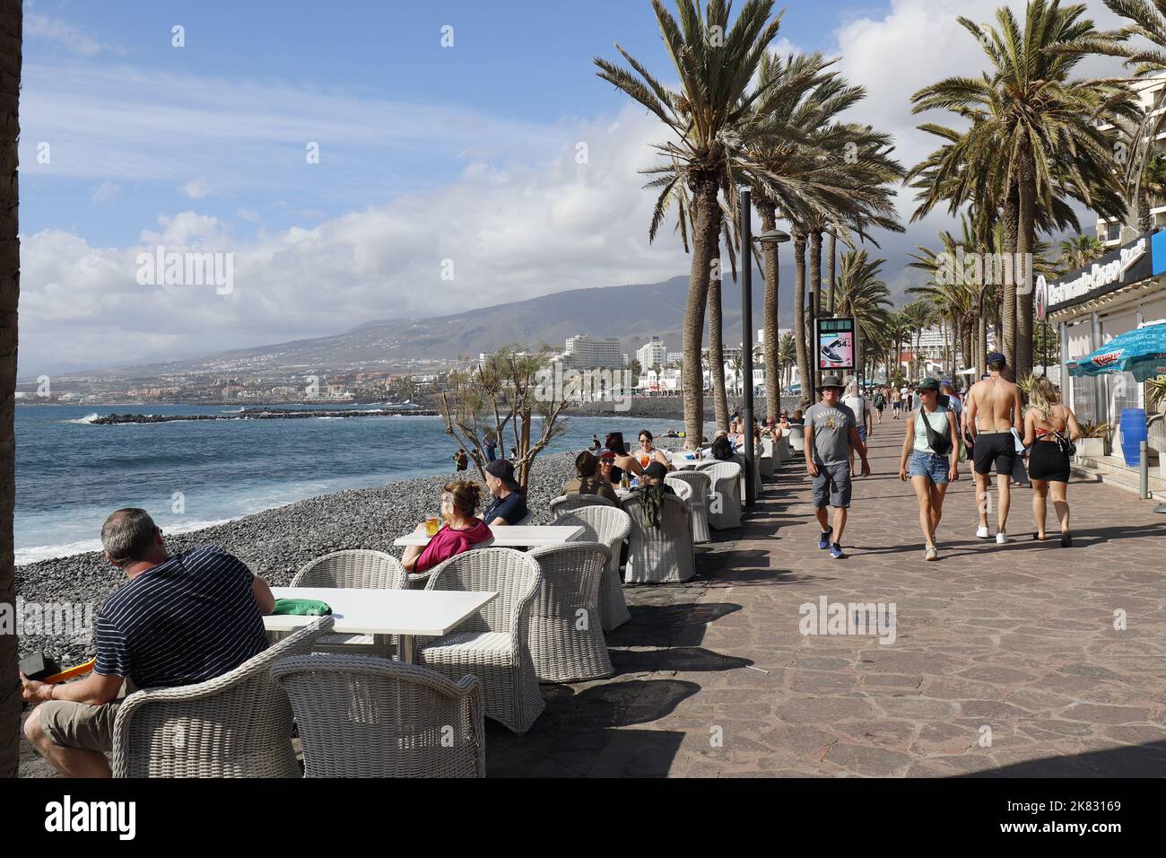 Sali a bordo della passeggiata e della spiaggia a Las Playas del Americas, Tenerife Foto Stock
