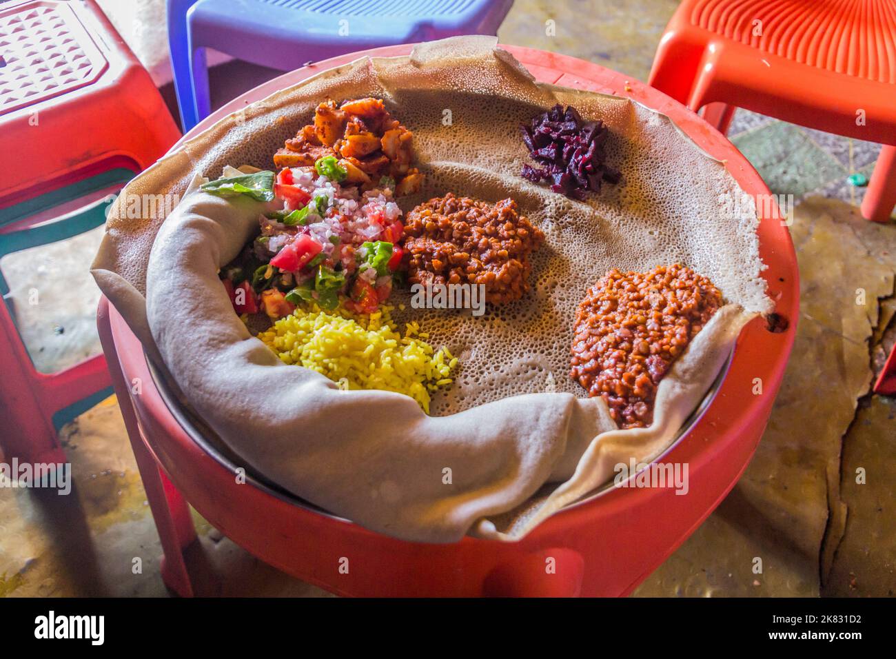 Pasto tipico in Etiopia - Beyainatu. Mearing un po' di tutto. Mix di verdure e stufati su injera flatbread. Foto Stock