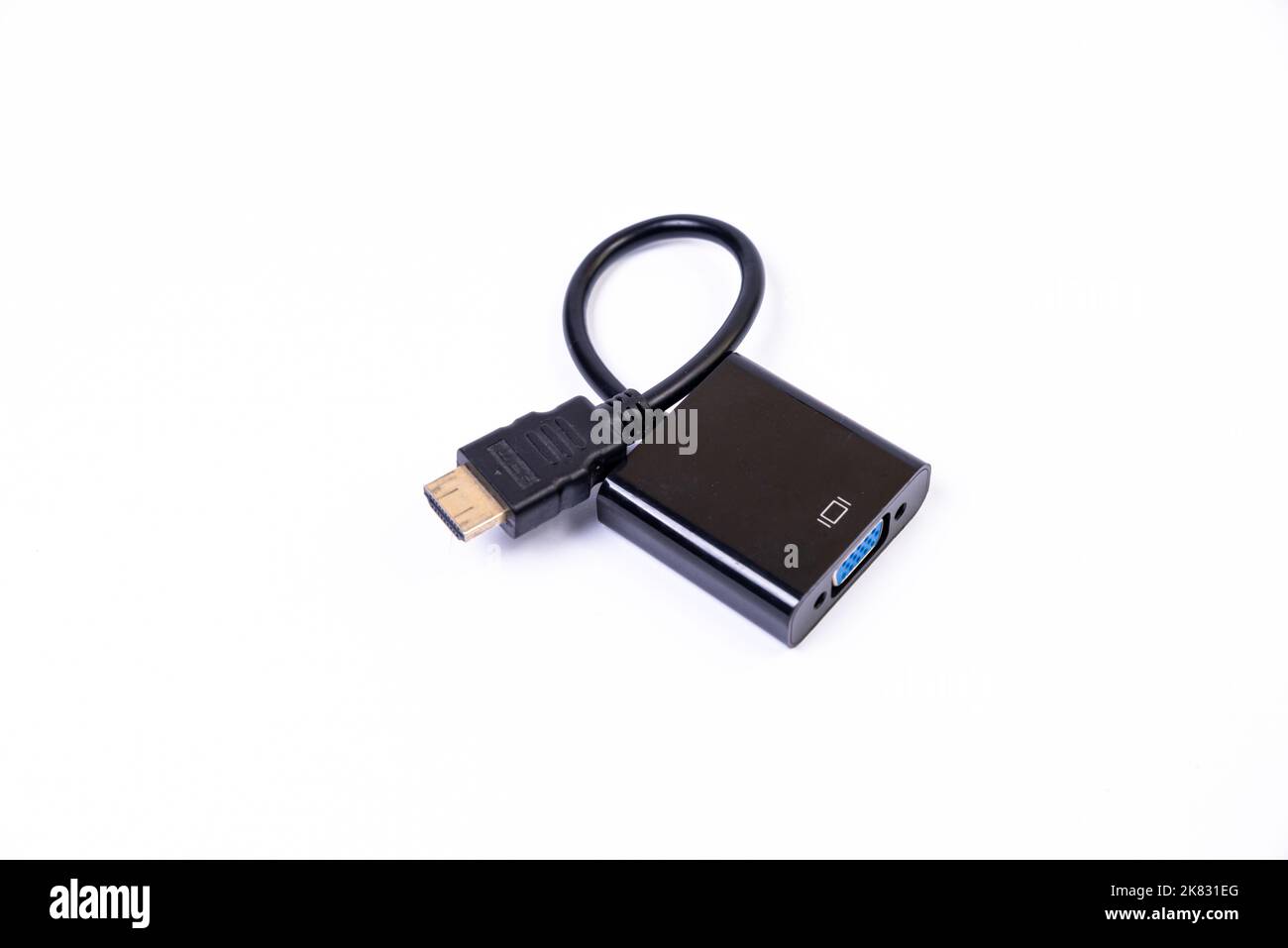 Adattatore o hub USB di tipo C con vari accessori: Penddrive, hdmi, ethernet, VGA DP HDMI, cavi. Vari cavi convertitori per computer e smartp Foto Stock