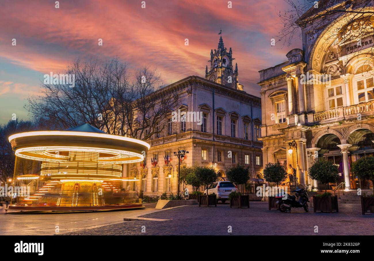 Una sera Place de l'Horloge e il suo allegro giro, ad Avignone, Provenza, Francia Foto Stock