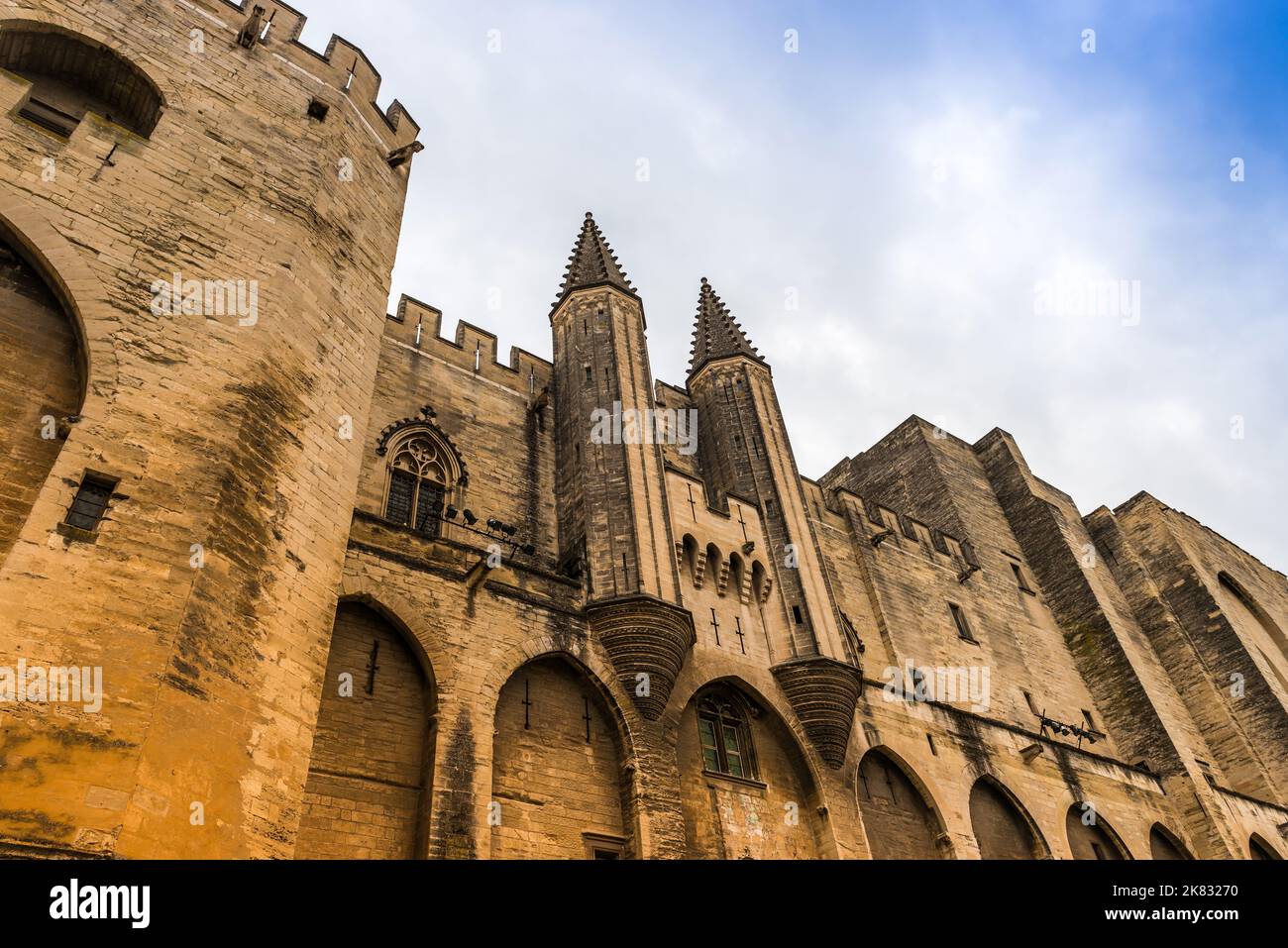 Dettagli della facciata principale del Palais des Papes in inverno, ad Avignone, Provenza, Francia Foto Stock