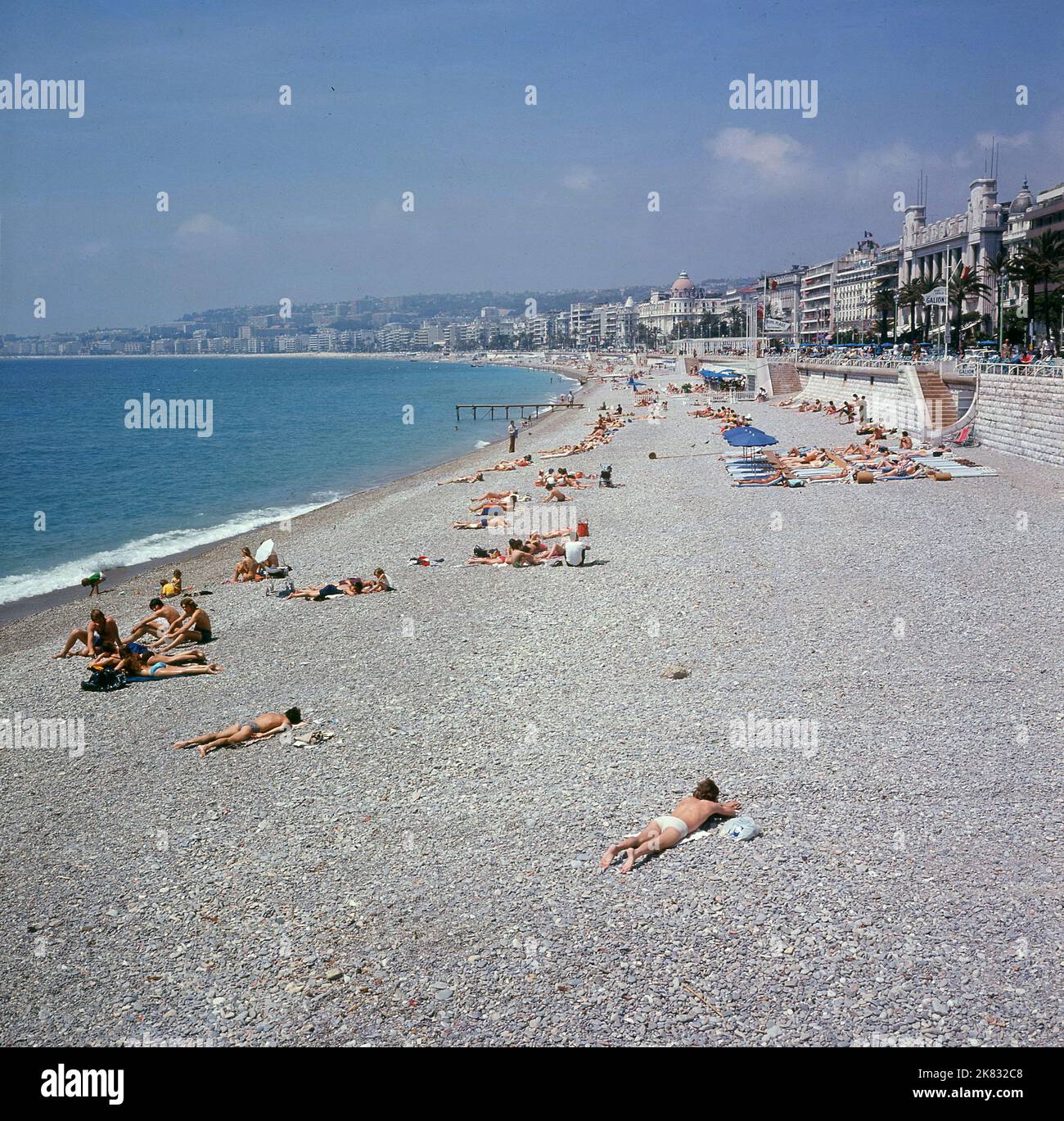 1960s, storico, spiaggia e lungomare, Nizza, Costa Azzurra, Francia. Foto Stock