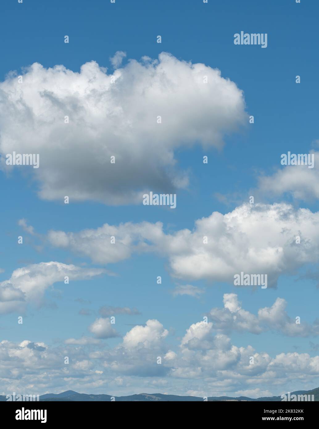 Paesaggio nuvoloso sfondo in giorno di sole con cielo blu Foto Stock