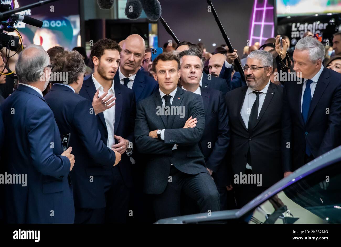 Presidente della Francia, Emmanuel Macron, in visita alla giornata di apertura del Salone dell'automobile di Parigi, Francia - 17 ottobre 2022. Foto Stock