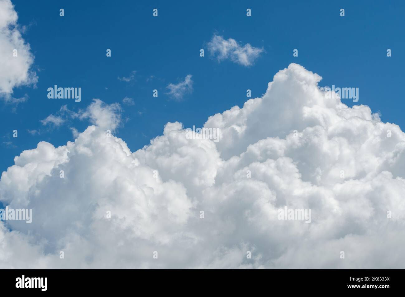 Paesaggio nuvoloso sfondo in giorno di sole con cielo blu Foto Stock