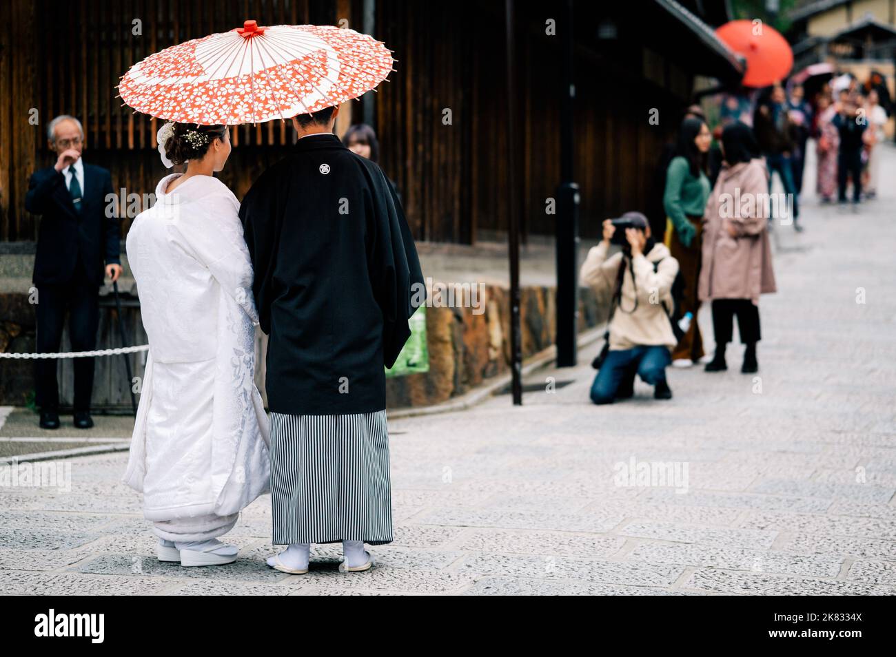 Una coppia giapponese durante il giorno del matrimonio con un kimono tradizionale che scatta foto a kyoto Foto Stock