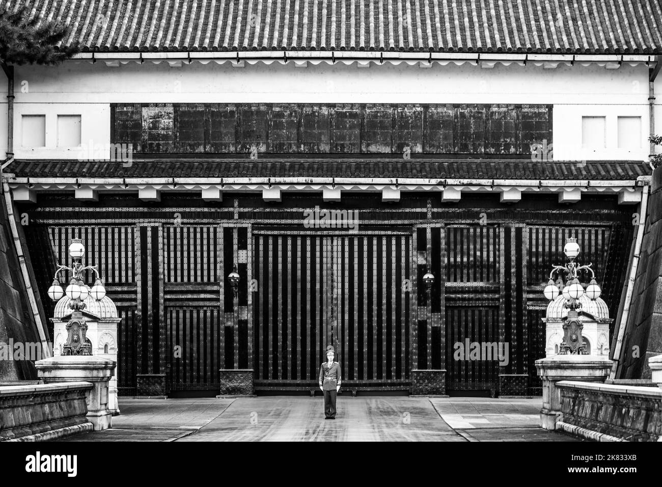 Tokyo, Giappone. 20th Ott 2022. 20 ottobre 2022, Tokyo, Giappone: Cerimonia del cambio della guardia reale alle porte dei giardini privati del Palazzo Imperiale Giapponese, casa dell'Imperatore, di fronte al Moro di Nijubashi visto dal Giardino Nazionale di Kokyo Gaien nei giardini anteriori del Palazzo Imperiale, della Monarchia, dell'Imperatore, Il trono del crisantemo... Chiyoda City è il centro del governo giapponese, con il Palazzo Imperiale e la Dieta Nazionale. Il Giappone ha recentemente riaperto il turismo dopo oltre due anni di divieti di viaggio a causa della pandemia COVID-19. Lo Yen si è notevolmente deprezzato Foto Stock