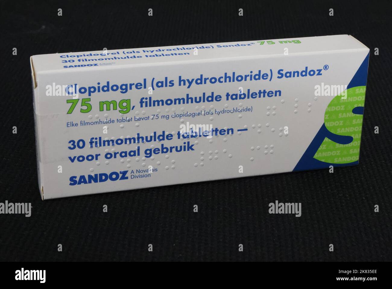 Foto della confezione di compresse di clopidogrel (un farmaco antipiastrinico, fluidificante del sangue) prodotta da Sandoz, una divisione Novartis; con testo in braille Foto Stock
