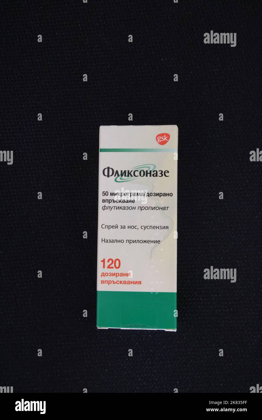 Foto della confezione di fluticasone propionato (un glucocorticoide) spray nasale con nome locale Flixonase dalla Bulgaria di GSK Foto Stock
