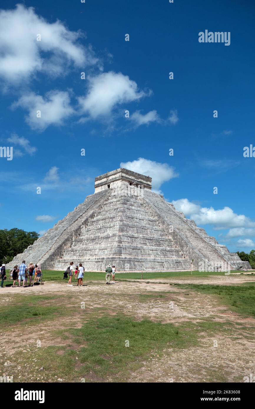 Vista del sito archeologico Maya di Chichen Itza a Yucatan, Messico. Rovine Maya con piramide e antichi edifici per turisti e persone Foto Stock