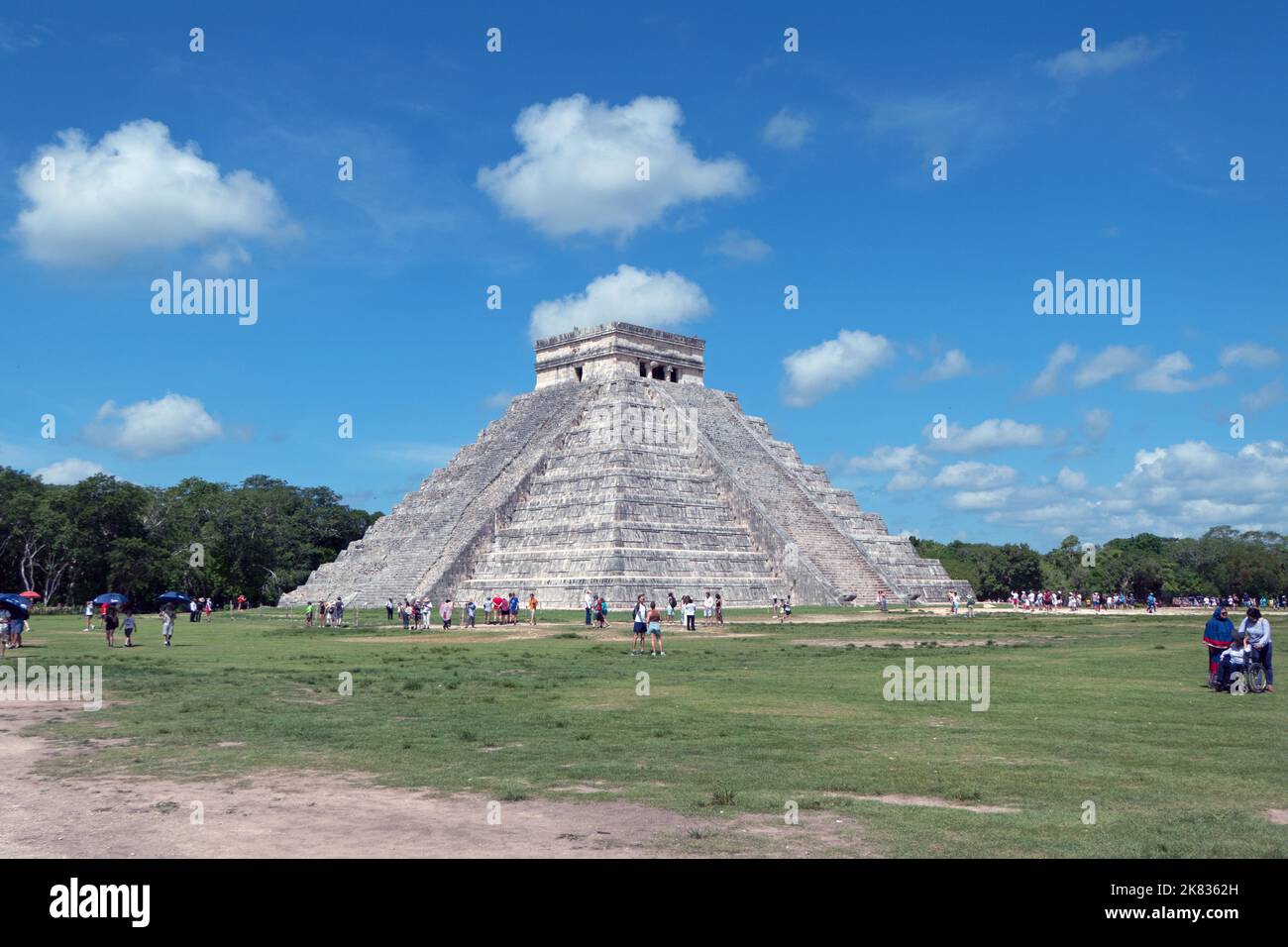 Vista del sito archeologico Maya di Chichen Itza a Yucatan, Messico. Rovine Maya con piramide e antichi edifici per il turismo e la gente Foto Stock
