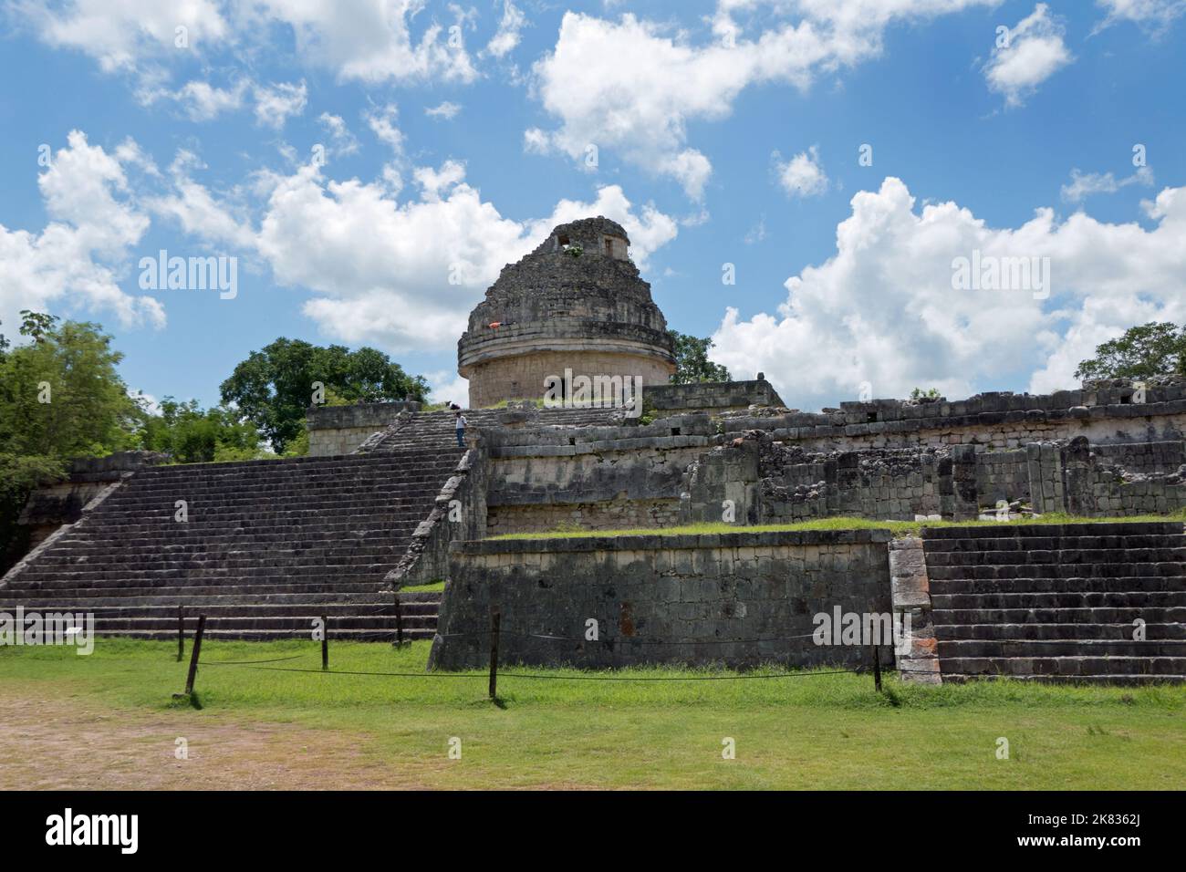 Vista del sito archeologico Maya di Chichen Itza a Yucatan, Messico. Rovine Maya con piramide e antichi edifici per i turisti e la gente durante Foto Stock