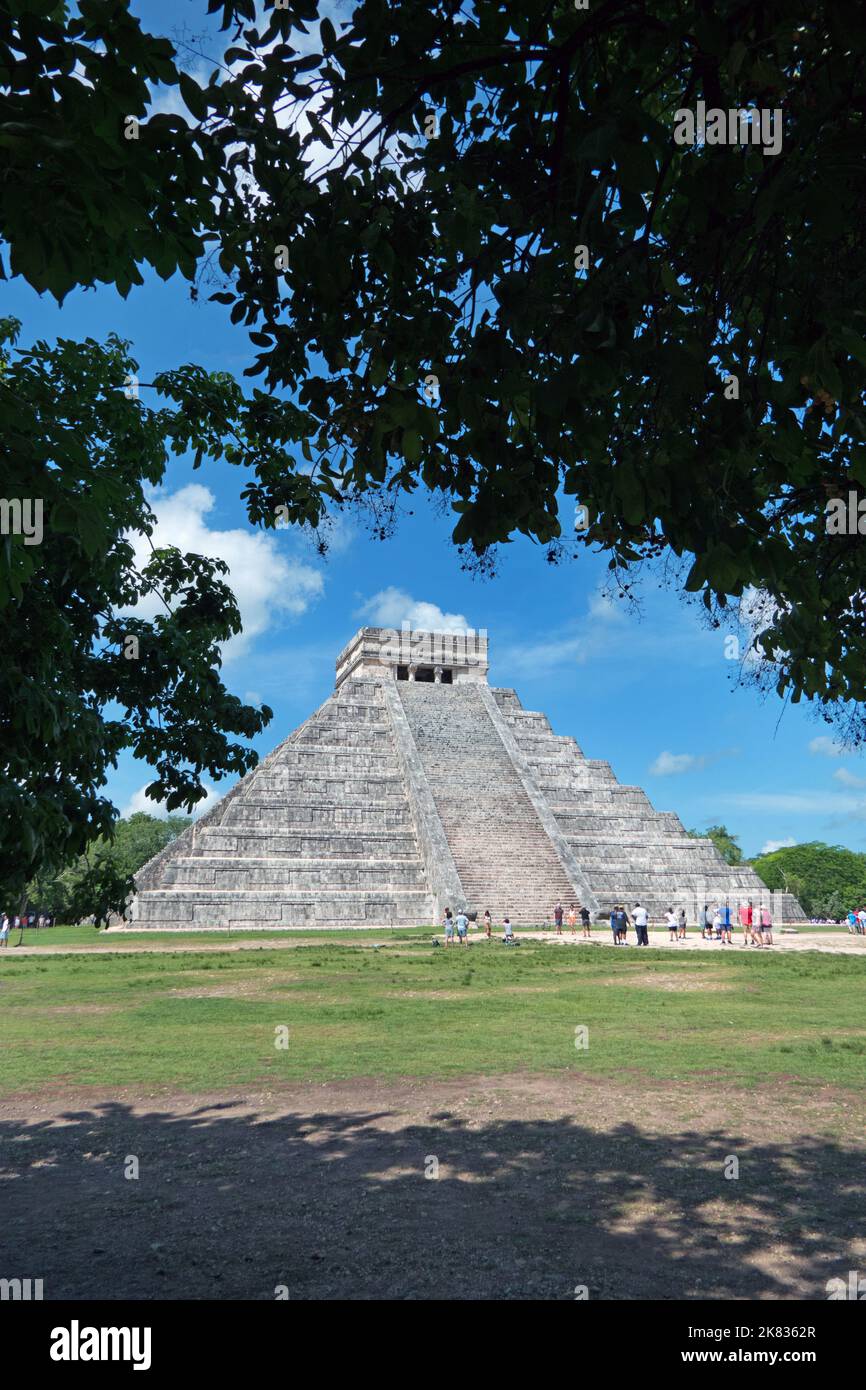 Vista del sito archeologico Maya di Chichen Itza a Yucatan, Messico. Rovine Maya con piramide e antico edificio per turisti e persone Foto Stock