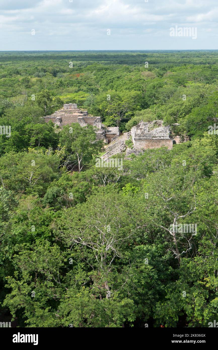 Vista del sito archeologico Maya di Ek' Balam a Yucatan, Messico. Rovine Maya nella giungla con antichi edifici per il turismo e viaggi Foto Stock
