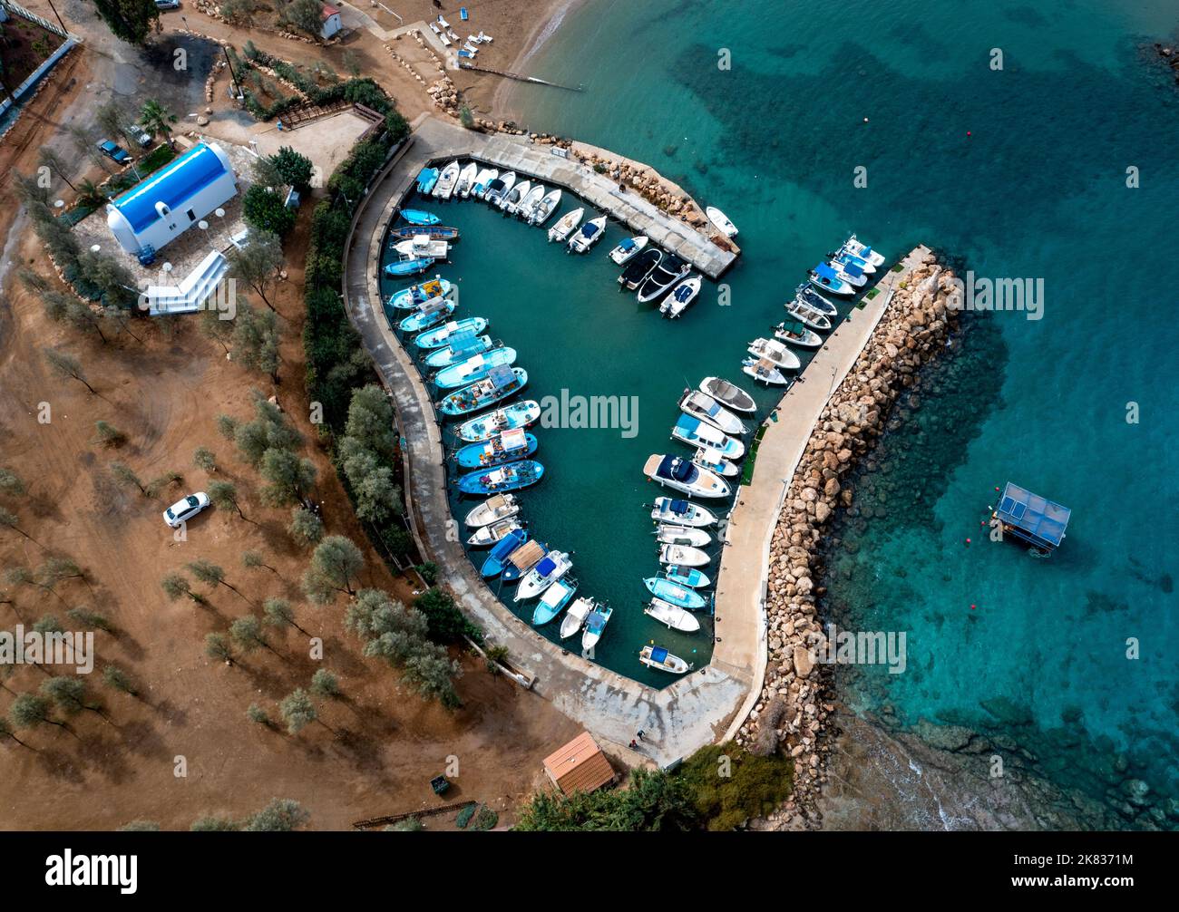 Vista aerea delle barche da pesca ormeggiate nel porto di Agia Triada (porto della Trinità), Paralimni, Cipro. Foto Stock