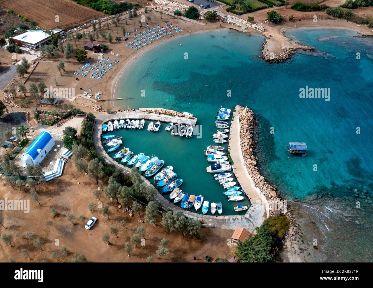 Vista aerea della spiaggia di Agia Triada (Trinity Beach) e del porto, Paralimni, Cipro. Foto Stock