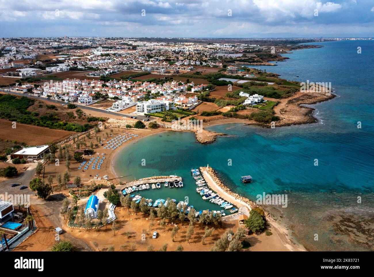 Vista aerea della spiaggia di Agia Triada (Trinity Beach) e del porto, Paralimni, Cipro. Foto Stock