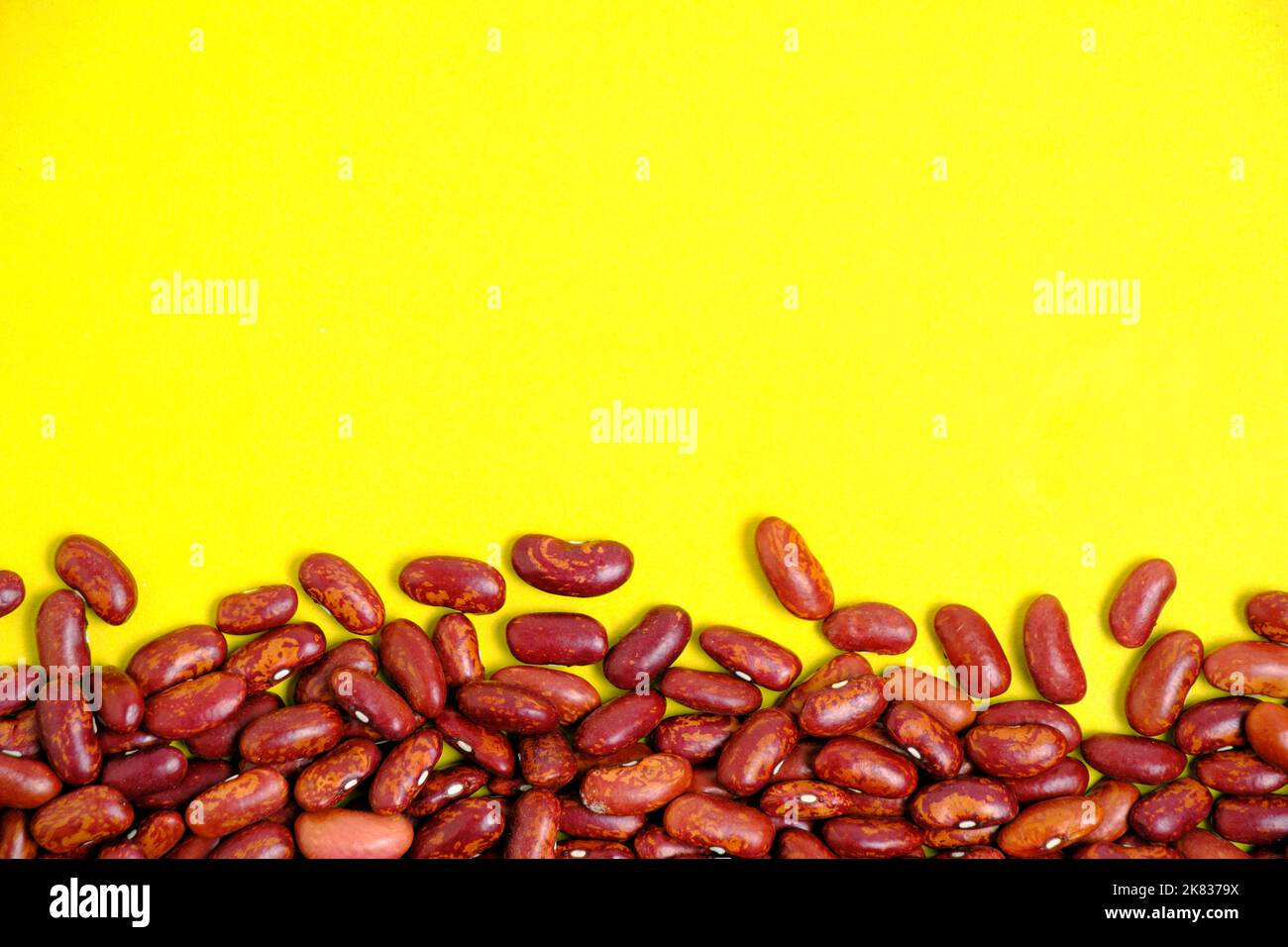 Grani fagioli grezzi sfondo giallo Foto Stock