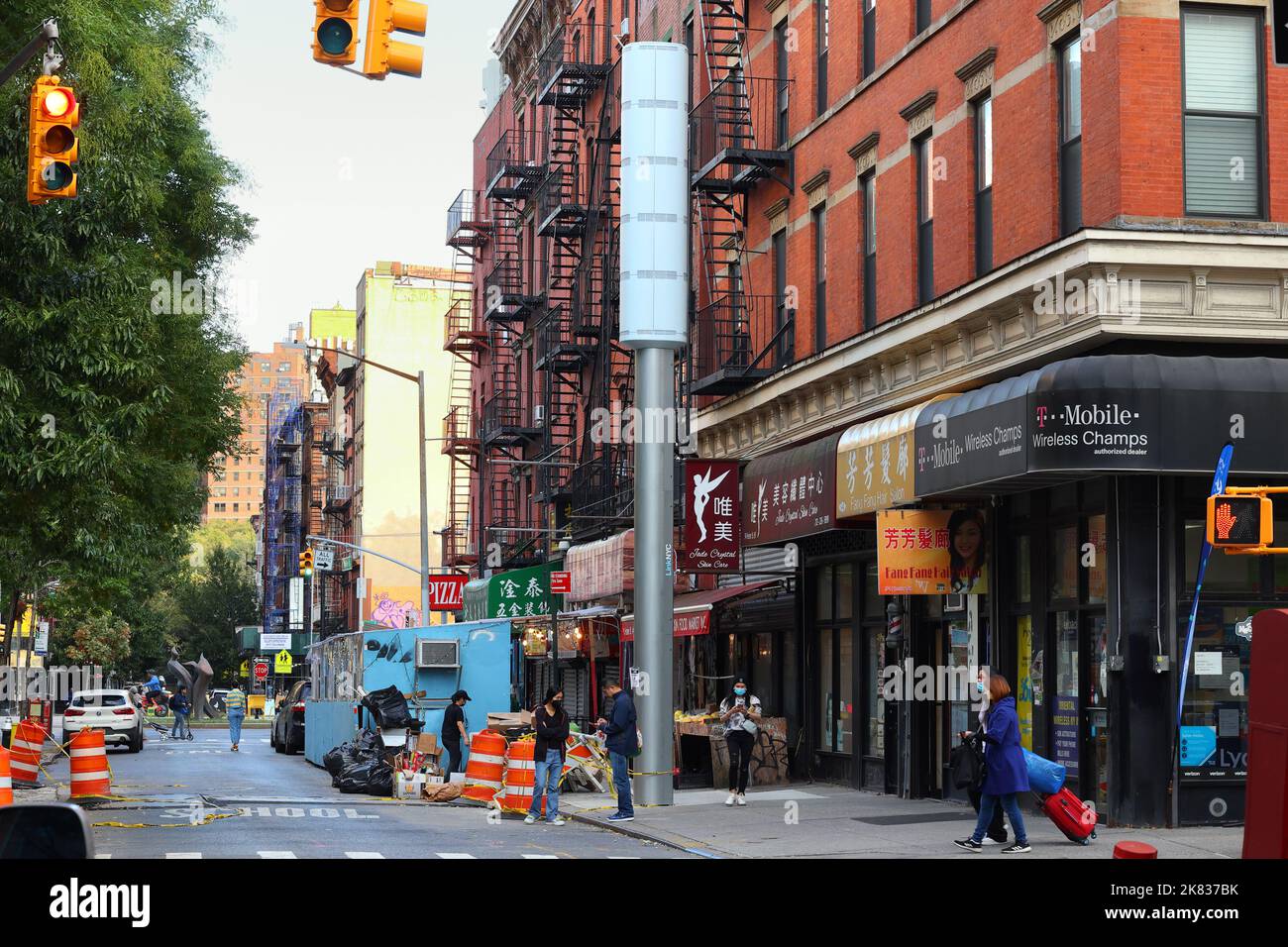 Un chiosco WiFi LinkNYC Link5G 5G a Manhattan Chinatown, New York. I giganteschi smartpoli da 32 piedi sostituiscono i vecchi chioschi wifi LinkNYC 4G sotto un ... Foto Stock