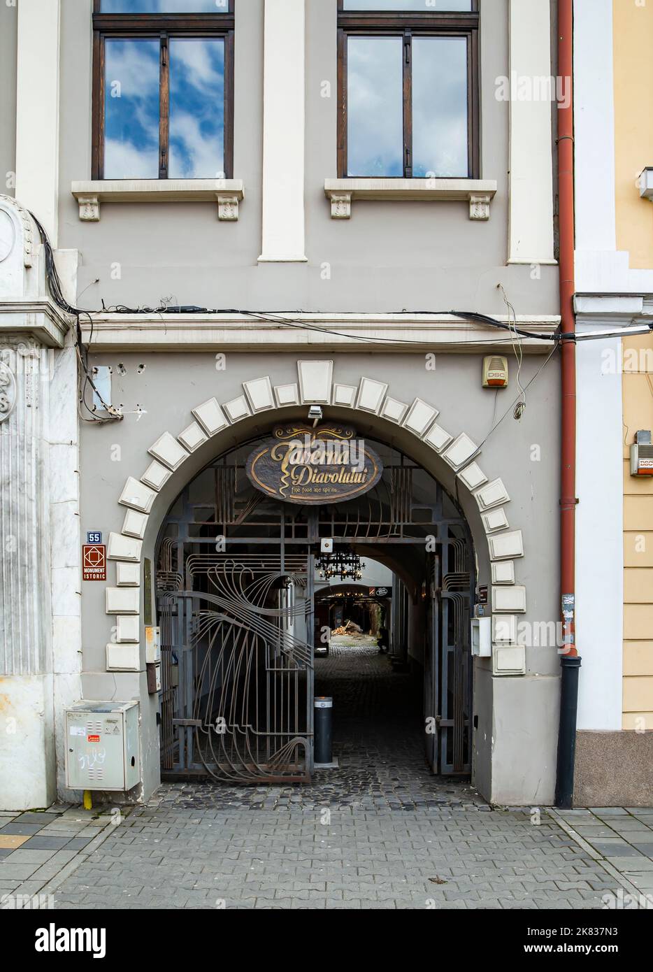 TARGU MURES, MURES, ROMANIA - 24 APRILE 2021: Ingresso della taverna del diavolo il 24 aprile 2021 a Targu Mures, Transilvania Foto Stock