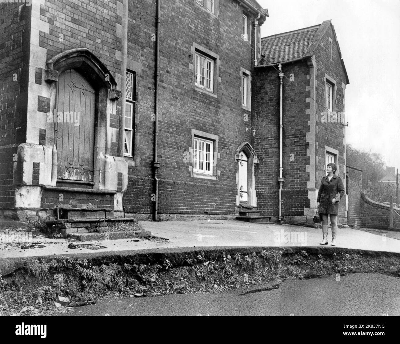 Subsidence sul parco giochi della scuola nel giugno 1969 che ha portato alla chiusura permanente della scuola. Foto Stock