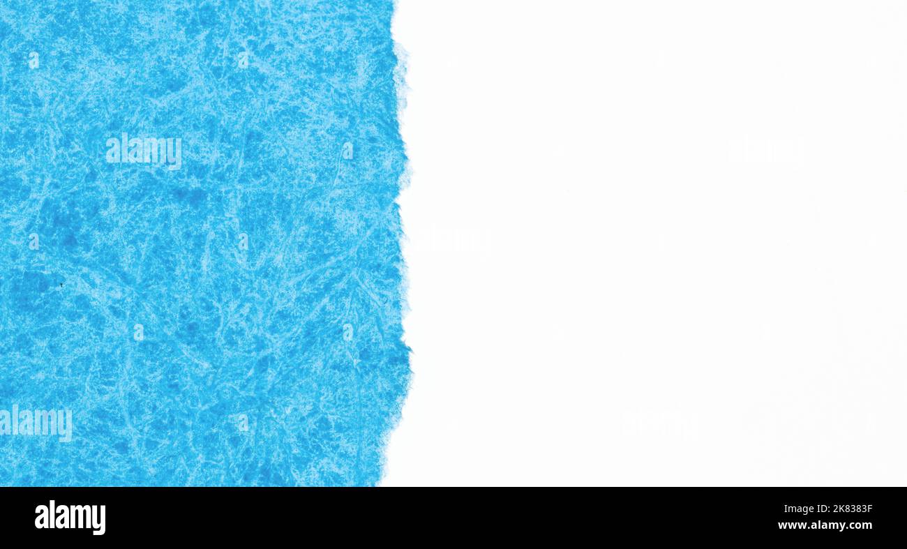 Modello di carta blu e bianca. Sfondo in due parti con texture di carta astratta blu su sfondo bianco con spazio di copia per il testo Foto Stock