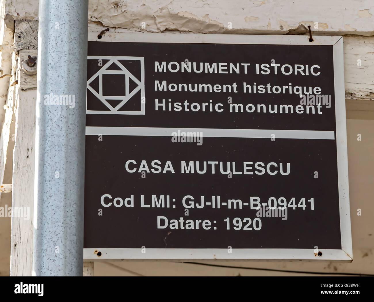 Pannello informativo su Casa Mutulescu ( Casa Mutulescu ) - vecchio edificio in centro il 15 ottobre 2020 a Tantareni, Gorj, Romania. Foto Stock