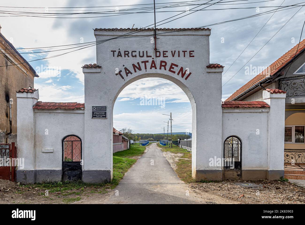 TANTARENI, ROMANIA - 15 OTTOBRE 2020: La vecchia porta della fiera del bestiame il 15 ottobre 2020 a Tantareni, Gorj, Romania. Monumento storico. Foto Stock