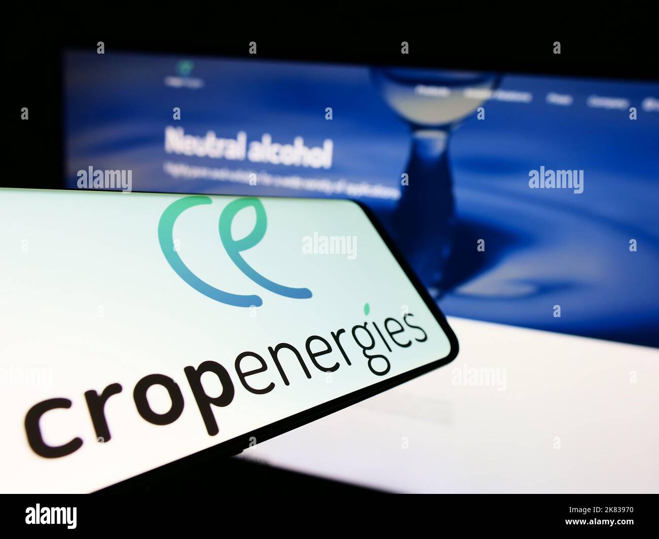 Cellulare con logo della società tedesca di energia rinnovabile CropEnergies AG sullo schermo di fronte al sito web. Messa a fuoco al centro a destra del display del telefono. Foto Stock