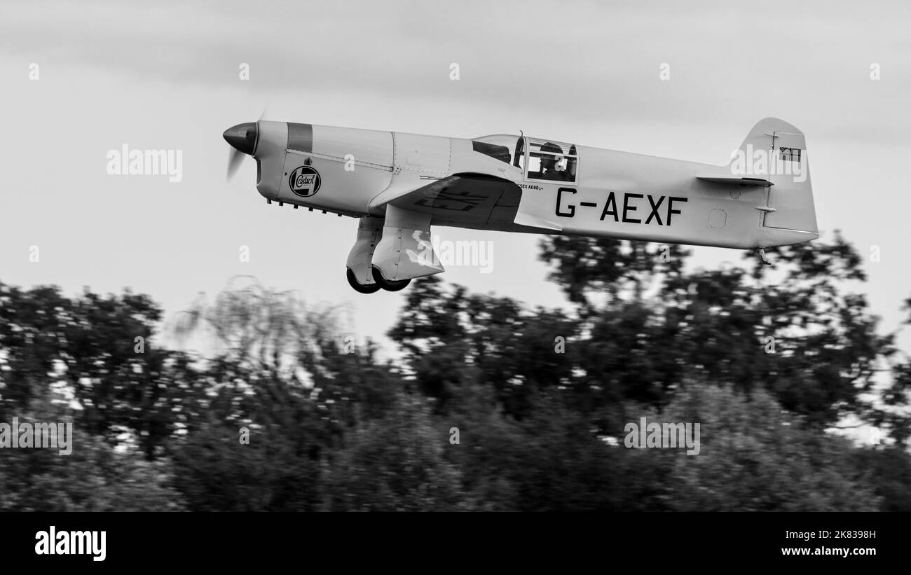 Percival Mew Gull ‘G-AEXF’ sorso in volo durante il Race Day Airshow tenutosi a Shuttleworth il 2nd ottobre 2022 Foto Stock