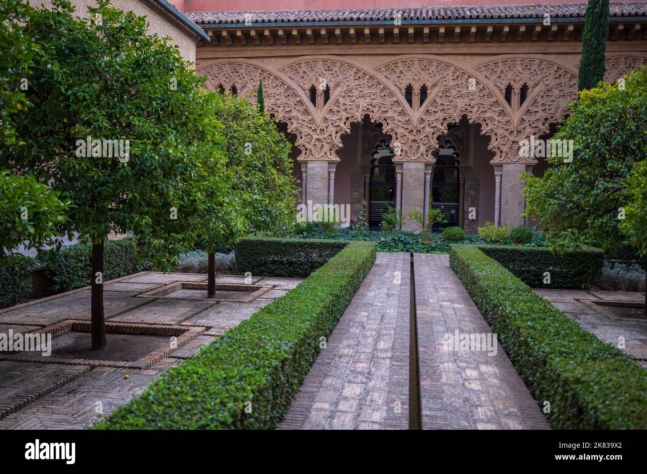 L'Aljaferia Palace è un palazzo medievale fortificato costruito durante la seconda metà del 11th ° secolo nella Taifa di Saragozza in al-Andalus, presente d Foto Stock