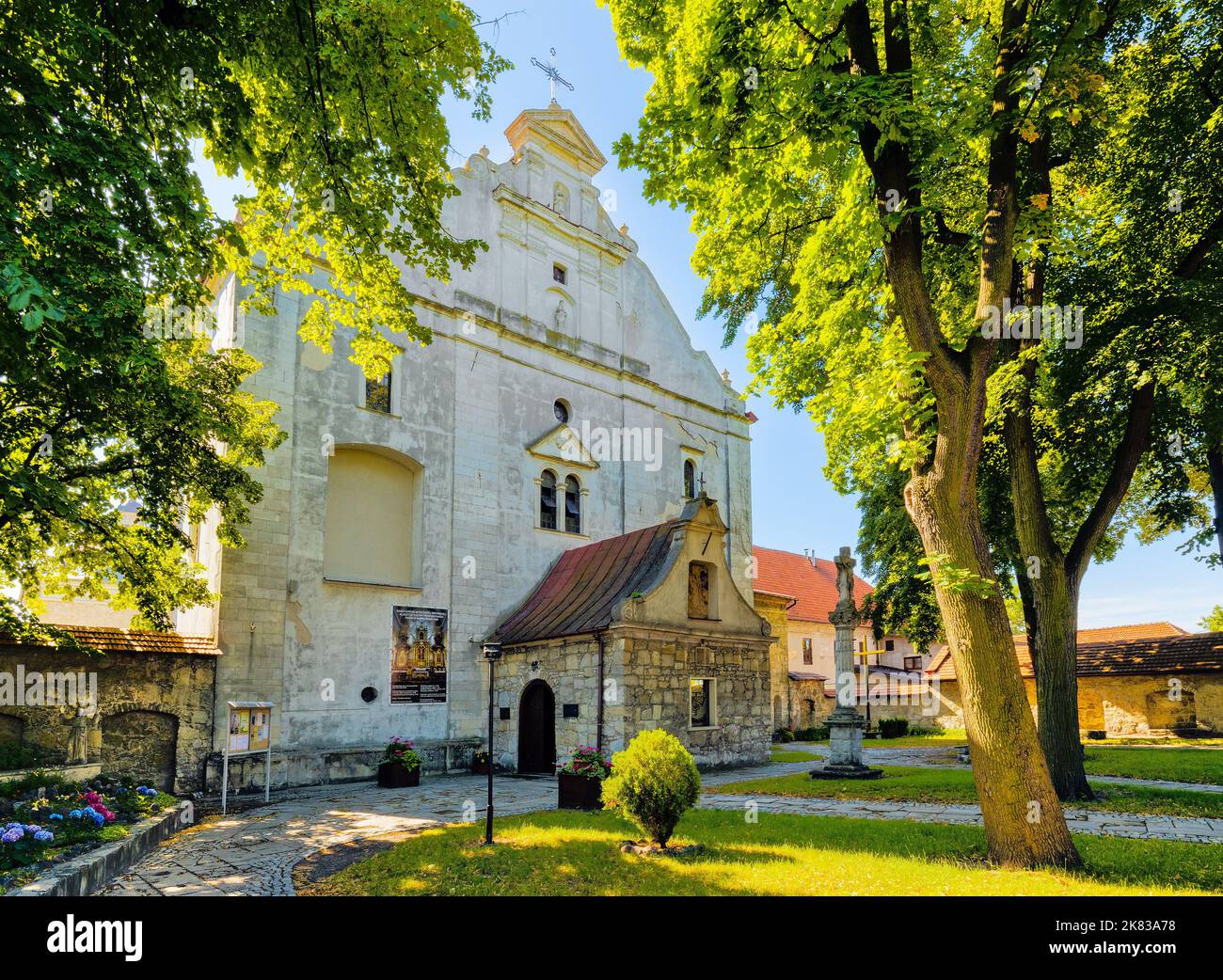 Pinczow, Polonia - 15 luglio 2022: Santuario di Santa Maria di Mirow e monastero francescano nel quartiere storico della città vecchia di Pinczow Foto Stock